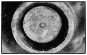 Κύλιξ μελαμβαφής με ενεπίγραφη βάση (ΑΠΟΛΟΦΑ = ησύχασε, «λούφαξε»). Συλλογή Θεμ. Κατσαρού, Αρχαιολογικό Μουσείο Αγ. Κηρύκου (φωτ.: Θ. Κατσαρός)