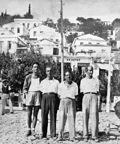 Ενθύμιον Ικαρίας, 7 Οκτωβρίου 1947. Εκτοπισμένοι πολίτες στον 'Aγιο Κήρυκο Ικαρίας. Διακρίνονται από αριστερά οι Τριφύλλης, Καλοκαιρινός, Αυγερόπουλος και Σπύρος Γαρέζος. Αρχείο Μαρίας Γαρέζου