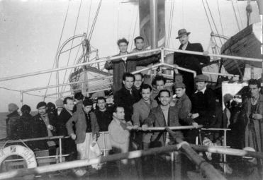 Πολιτικοί εξόριστοι στο πλοίο για την Ικαρία, Απρίλιος 1947